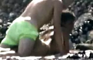 Une pute au chocolat avec de beaux seins naturels chevauche une bite regarder film x en streaming blanche dure