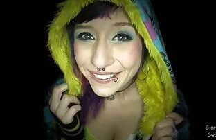 Salope sexy se déshabille sur le canapé en film x en streaming vf cuir