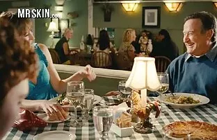 Superbe bikini bronzé au soleil extrait video porno streaming se masturbe au bord de la piscine