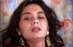 Fille tatouée secouant son cul. videos x streaming Percé et tatoué