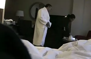 Un groupe site pour film x de copines commence une orgie lors d'une fête d'Halloween